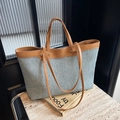Borsa tote in denim azzurro con manici in pelle marrone e design interno spazioso - Marrone