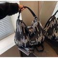 Borsa a spalla nera arricciata con ricamo a onde colorate e manici in pelle - Con Ciondolo / Nero con ciondolo