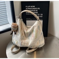 Borsa hobo bianca con ricamo a goccia colorato e grazioso ciondolo in peluche marrone - Con Ciondolo / Bianco Crema Con Ciondolo