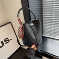 Bolso tipo cubo de cuero negro trenzado a mano con asa y detalle de pañuelo seda - Negro