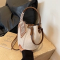 Bolso saco beige chic con textura de rejilla, asas marrones y pañuelo de seda - Blanco Roto
