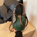 Bolso tipo cubo trenzado verde oscuro con asa marrón y un pañuelo de seda decorativo - Verde