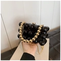 Dettaglio di pochette geometrica nera in acrilico con manico a perle dorate - Nero