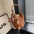 Bolso cubo de cuero trenzado marrón con pañuelo decorativo y logotipo DM de metal - Marrón