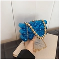 Dettaglio della pochette a bolle blu trasparente con manico a sfere d'oro e catenina - Blu