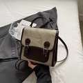 Mochila retro de lona caqui y cuero marrón con hebillas de cinturón y asa superior - Blanco Arroz (Sin Colgante)