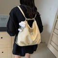 Cremeweißer Hobo-Rucksack mit silbernem Schmetterling-Beschlag und flauschigem Anhänger - Off-White Mit Anhänger