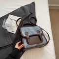Mochila retro en mezclilla azul y cuero marrón oscuro con diseño de contraste - Azul Denim Sin Colgante