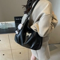 Schwarze Retro Ledertasche mit silbernem Schmetterlingsanhänger und weißem Plüschtier - Schwarz Mit Anhänger