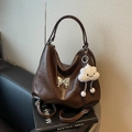 Dunkelbraune Hobo-Tasche aus Leder mit silbernem Schmetterling und weißem Plüsch-Anhänger - Kaffee Mit Anhängern