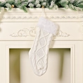 Calcetín de Navidad de punto blanco con borde de piel colgado en la chimenea - Blanco