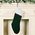 Calcetín navideño de punto verde oscuro con borde de piel sintética blanca en chimenea - Verde