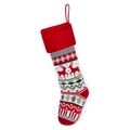Dettaglio della calza di Natale in maglia con renna rossa e motivi geometrici di fiocchi - Stile Renna
