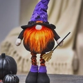 Gnome d'Halloween avec chapeau de sorcière violet, barbe orange et balai décoratif - Violet/Noir