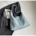 Detail der hellblauen Hobo-Tasche mit faltiger Ledertextur und vertikalen Nähten - Blau