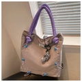 Detalle del bolso tote de nailon topo con asas moradas acolchadas y etiqueta de arcoíris - Gris