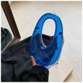 Detailansicht der königsblauen Acryl-Abendtasche in Eiform mit goldener Kette - Blau