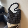 Elegante borsa tote trapuntata nera con texture soffice e tracolla alla moda - Nero