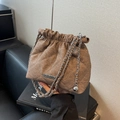 Braune gesteppte Beuteltasche mit silberner Metallkette und Kugelanhänger-Detail - Khaki