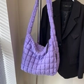 Borsa tote viola trapuntata con ampia tracolla e morbida trama in nylon plissettato - Viola