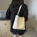 Borsa a secchiello in pelle beige con motivo litchi, tracolla larga e dettagli oro - Bianco Sporco