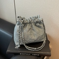 Hellblaue Bucket-Bag aus Denim mit Rautensteppung und silberner Metall-Kettenriemen - Blau