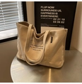 Grande borsa tote in tela color crema con stampa a lettere nere e design sobrio - Cachi