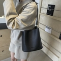 Borsa a secchiello minimalista in pelle martellata nera con design a pieghe e tracolla - Nero