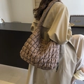 Borsa tote trapuntata marrone con tracolla larga e morbida consistenza a pieghe - Marrone