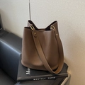 Borsa a secchiello in pelle martellata marrone scuro con tracolla larga e fibbia d'oro - Marrone
