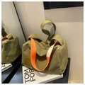 Bolso de lona verde militar con correa ancha naranja brillante y parche de cuero - Verde