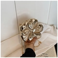 Detail der eleganten goldenen Blumen-Clutch mit Spiegeleffekt und abnehmbarer Kette - Champagner