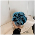 Elegante marineblaue Abendtasche in Blumenform mit Spiegeleffekt und Goldkette - Blau