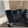 Sac fourre-tout noir en nylon avec logo rond brodé rose et longues anses en cuir - Grand / Noir