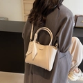Bolso tipo cubo de cuero sintético beige con pañuelo de seda y bandolera - Blanco Roto