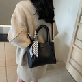Bolso tote de cuero negro con pañuelo de seda a cuadros y correa de hombro - Negro