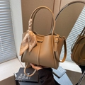 Bolso tipo cubo de cuero PU caqui con pañuelo decorativo y correa ajustable larga - Caqui