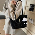 Bolso tote negro plisado con hebilla dorada y colgante de nube blanca de felpa - Negro con Colgante