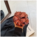 Roségoldene Clutch in Blumenform mit Metallic-Finish und goldener Kette für Damen - Rot