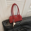 Borsa Boston rossa in pelle scamosciata opaca con manici lunghi e ciondolo da baseball - Rosso con ciondolo