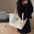Bolso tote grande blanco leche con textura plisada brillante y colgante de nube - Blanco Crema Con Colgante