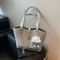 Bolso tote plateado con textura metálica arrugada y un colgante de nube de felpa - Plateado con colgante