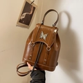 Zaino marrone caramello con fibbia a farfalla in metallo e dettagli di borchie vintage - Marrone