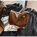 Détail du sac à bandoulière demi-lune marron mat avec chaîne dorée et boule dorée - Marron
