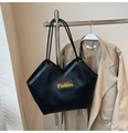 Detalle de bolso tote negro plisado con texturas verticales y parche Fashion amarillo - Negro