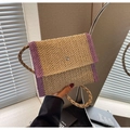 Detalle del bolso de paja tipo sobre con borde morado y asa de anillo tejida a mano - Púrpura