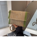Detalle del bolso sobre de paja tejida a mano con contraste verde y botón de plata - Verde