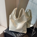 Elegante borsa tote grande bianco crema con texture patchwork su base di legno - Bianco Sporco
