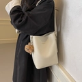 Bolso tipo cubo en cuero blanco crema con un lindo colgante de oso de peluche marrón - Blanco Roto (Con Colgante)