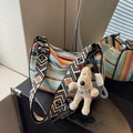 Borsa a tracolla intrecciata arcobaleno con tracolla geometrica e ciondolo a cane - Nero Con Ciondolo A Forma Di Cucciolo